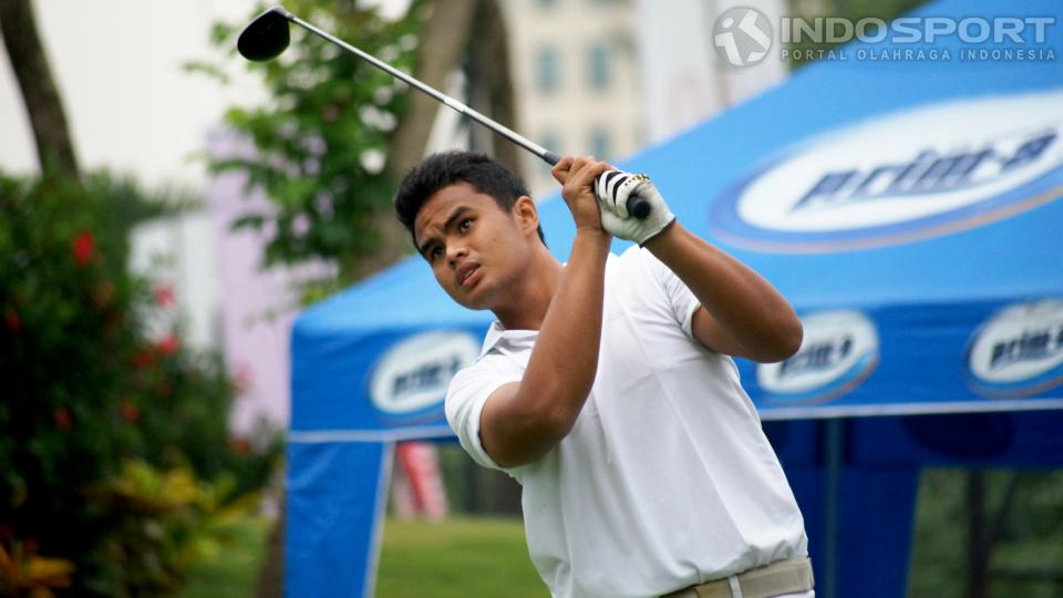 Anugrah Baginda dari Universitas Riau keluar sebagai pemain terbaik LIMA Golf 2014. - INDOSPORT